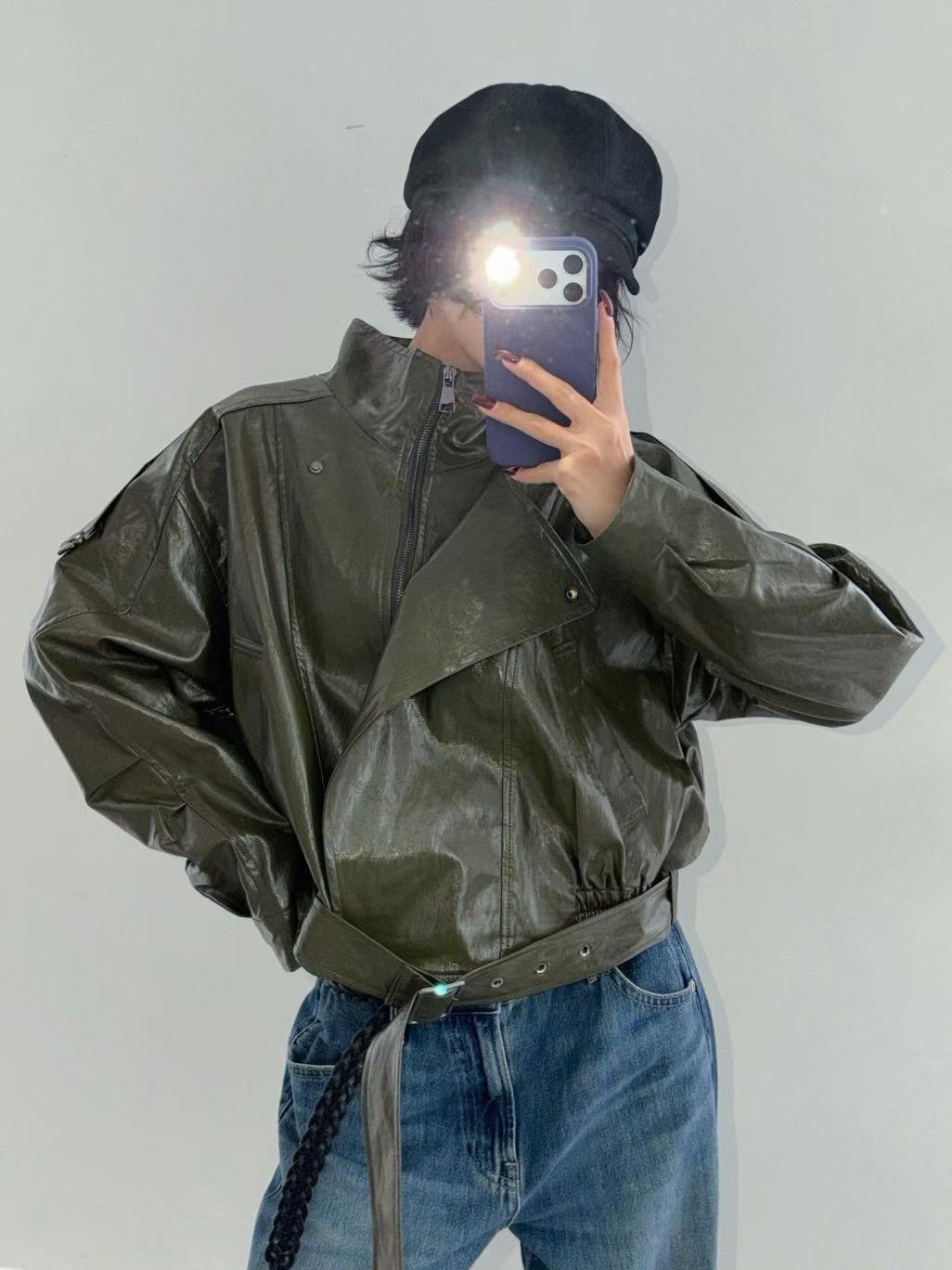 下擺扣帶亮面皮革外套